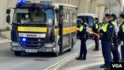 香港壹传媒创办人黎智英3月12日早上约9时,由一辆俗称“铁甲威龙”的高度设防囚车,押解到暂代高等法院的西九龙裁判法院应讯,法院大楼囚车出入口一带, 有大批警员在场戒备 (美国之音/汤惠芸)