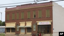 2023年8月13日,在堪萨斯州马里昂的马里昂县法院对面,可以看到“马里昂县记录报”的办公室。