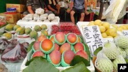 台湾台北街头水果摊上的芒果。(2021年9月19日)