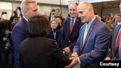 资料照片:2023年4月5日,共和党联邦众议员约翰·穆勒纳尔在加州旧金山近郊与停留过境的台湾总统蔡英文会面。(约翰·穆勒纳尔议员办公室提供)