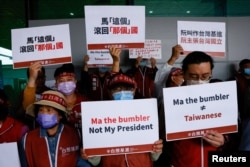 台湾前总统马英九访问中国12天后返台抵达桃园国际机场时受到他的反对者的抗议。(2023年4月7日)