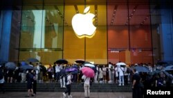 上海一家苹果专卖店外排队的人等候购买 iPhone 15 手机。(2023年6月15日)