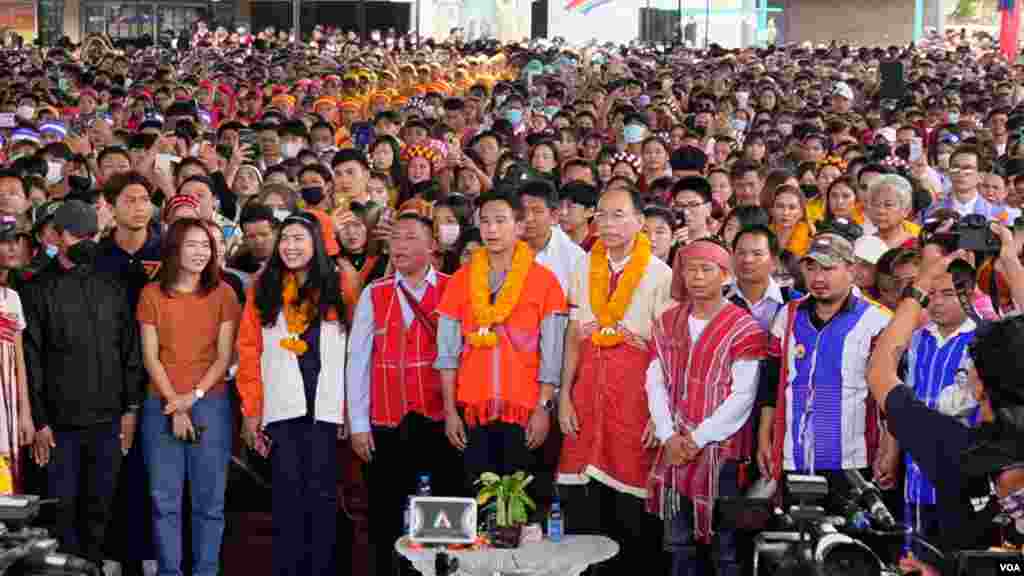 သြဂုတ်လ ၂၇ -- ကရင့်ရိုးရာလက်ချည်ပွဲကို တက်ရောက်နေတဲ့ Move Forward Party ရဲ့ ခေါင်းဆောင် Pita Limjaroenrat -- ဓါတ်ပုံ (မညိုညိုလွင် - VOA)