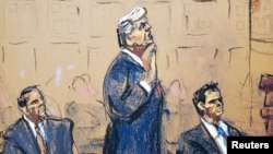 法庭素描画显示美国前总统特朗普在律师陪同下,在联邦治安法官乌帕迪亚亚前宣誓。(2023年8月3日)