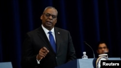 美国国防部长奥斯汀在同菲律宾国防部长和外交部长举行的联合记者会上。(2023年4月11日)