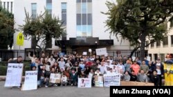 2023年12月16日周六,参与声援牛腾宇的抗议人群在洛杉矶中国领事馆门前合影(张木林2023年12月16日拍摄)