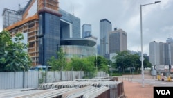 "反送中运动"期间,香港立法会大楼外曾爆发多次警民冲突。虽然现在已看不到任何示威人士聚集,但当局仍在大楼外摆放大量铁栏,以备不时之需。