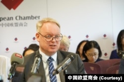 中国欧盟商会主席彦辞(Jens Eskelund)在北京举行的欧洲企业在华商业信心调查发布会上发表讲话。(2023年6月21日)