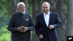 俄罗斯莫斯科郊外,印度总理莫迪和俄罗斯总统普京在莫斯科郊外的新奥加廖沃官邸举行的非正式会晤中散步。(2024年7月8日)