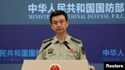 资料照:中国国防部发言人吴谦在北京的记者会上。(2023年8月31日)