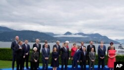 在意大利斯特雷萨出席七国集团财长峰会的财政部长和央行行长拍摄合影。(2024年5月24日)