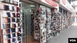 中国的“世界工厂”地位不再,加上香港人选择离境消费,商店门可罗雀,令布匹批发店遭受双重打击。(2024年6月8日)