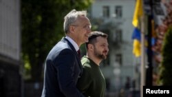 资料图:乌克兰总统泽连斯基(Volodymyr Zelensky )与北约秘书长北大西洋公约组织秘书长斯托尔滕贝格(Jens Stoltenberg)