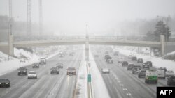 Minnesota ပြည်နယ် Minneapolis မြို့က 35W လမ်းမကြီးပေါ်မှာ နှင်းမုန်တိုင်းအတွင်း တွေ့ရတဲ့ မော်တော်ယာဉ်များ (ဖေဖော်ဝါရီ ၂၂၊ ၂၀၂၃)