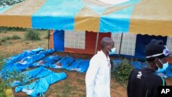 2023年4月23日,在肯尼亚南部沿海城市马林迪附近的沙卡霍拉村,摆放着被挖出的邪教受害者尸体。