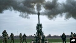 资料照片:乌军在乌克兰赫尔松州使用美国提供的M777榴弹炮向俄军阵地开火。(2023年1月9日)