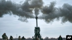 资料照片: 2023 年 1 月 9 日,乌克兰士兵使用美国提供的 M777 榴弹炮在乌克兰赫尔松地区向俄罗斯阵地开火。