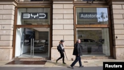 资料照:中国电动车比亚迪在意大利米兰设立的专卖店。(2024年3月20日)