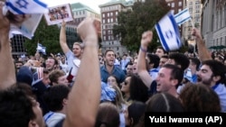 2023年10月12日,周四,在纽约哥伦比亚大学,亲以色列的示威者举行抗议。(美联社)