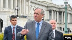 美国国会暨行政当局中国委员会(CECC )共同主席、民主党联邦参议员杰夫·默克里2024年3月22日在国会山针对香港通过“23条”立法措施召开记者会。(美国之音记者李逸华摄)