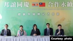 台湾总统蔡英文出访非洲邦交国家斯威士兰(又译史瓦帝尼)时与随行媒体茶叙。(2023年9月7日,台湾总统府提供)