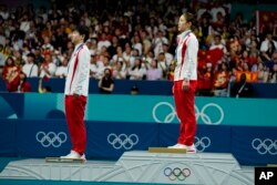 中国运动员陈梦(右)和孙颖莎在2024巴黎奥运会上分别获得乒乓球女子单打金牌与银牌。(2024年8月3日)