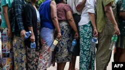 (ယခင်ပုံဟောင်း) စားသုံးဆီဝယ်ယူဖို့စောင့်ဆိုင်းနေကြသူတချို့ (ရန်ကုန်၊ သြဂုတ်၊ ၁၈၊ ၂၀၂၂)