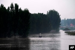 中国河北廊坊被洪水淹没的装甲地、和露出水面的太阳能板与摄像头。(2023年8月2日)
