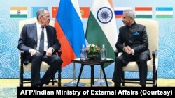 印度外长苏杰生(Subrahmanyam Jaihankar)与俄罗斯外长拉夫罗夫在印度果阿邦贝瑙利姆出席上海合作组织外长会间隙举行双方会晤。(2023年5月4日)