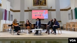 在伦敦滑铁卢圣约翰教堂(St John’s Church Waterloo)举行的纪念六四35周年的开幕式上,幸存者们讲述35年前的经历。(2024年5月29日,美国之音李伯安)