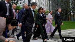 美国商务部长吉娜·雷蒙多在上海参观纽约大学的上海校园。(2023年8月30日)