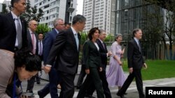 资料照:美国商务部长吉娜·雷蒙多在上海参观纽约大学的上海校园。(2023年8月30日)