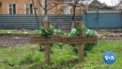 VOA英语视频:战火中的生与死——走访乌克兰前线小镇  VOA英语视频:战火中的生与死——走访乌克兰前线小镇