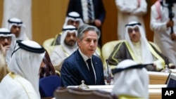 美国国务卿布林肯在利雅得与沙特官员出席会议。（2024年4月29日）