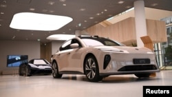 德国柏林一个中国蔚来汽车展厅里展示的NIO EP9型跑车(2023年8月17日)