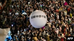 台湾立法院在通过国会改革法案后,支持执政党民进党的民众聚集立法院外,放出“拒绝中国干政”的气球。(2024年5月28日)