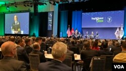 台湾海军司令唐华上将(第二排左2)与台湾驻美军事代表团团长魏中兴(第二排左1)参加美国海军联谊会“海空天”2024年会。屏幕上为美国海军作战部部长丽莎弗朗切蒂上将。(2024年4月8日,美国之音锺辰芳拍摄)