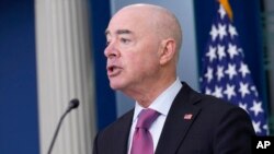 2024年7月15日,美国国土安全部部长亚历杭德罗·马约卡斯在华盛顿白宫举行的新闻发布会上讲话。(美联社照片)