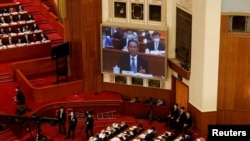 北京人大会堂的电子大屏幕显示李强在全国人大会议上讲话。(2023年3月5日)