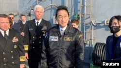 资料照:日本首相岸田文雄登上停泊在东京以南相模湾的美国海军尼米兹级核动力航母里根号。(2022年11月6日)