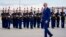 美国总统拜登抵达巴黎奥利机场时走过法国仪仗队的欢迎仪式。（2024年6月5日）