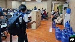 Một cuộc đột kích của cảnh sát Philippines vào một ổ lừa đảo trực tuyến ở Las Pinas hồi tháng 6/2023 (ảnh tư liệu, Philippine National Police Anti-Cybercrime Group via AP).