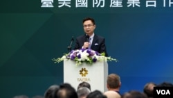 位于台北的外贸协会董事长黄志芳5月3日在台北举行的“台美国防产业合作论坛”上讲话。(美国之音特约记者林乃绢拍摄)