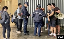 社民连4名成员在政府总部外进行五一劳动节请愿前,被多名警员截查 (美国之音)