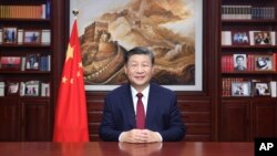 中共官媒新华社发布照片显示,中国领导人习近平在北京发表新年贺词(2023年12月31日)