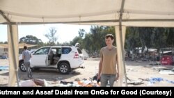 古特曼和恐怖袭击发生后被人们遗留在现场的物品。(照片受访者提供)