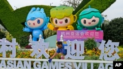 在中国浙江省杭州市街头竖起的亚运会吉祥物。(2023年9月21日)