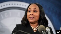 佐治亚州富尔顿郡地区检察官威利斯在亚特兰大举行的一次记者会上讲话。(2023年8月14日)