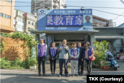 前香港民主党区议员徐百弟在北台湾新北市淡水区的竞选总部接受美国之音采访 (美国之音特约记者方琦拍摄)