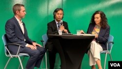 塔希尔·哈穆特·伊兹吉尔(Tahir Hamut Izgil 中间),约书亚·弗里曼(Joshua Freeman 左边),纳丁·法里德·约翰逊(Nadine Farid Johnson 右边)在华盛顿的新书发布会上。